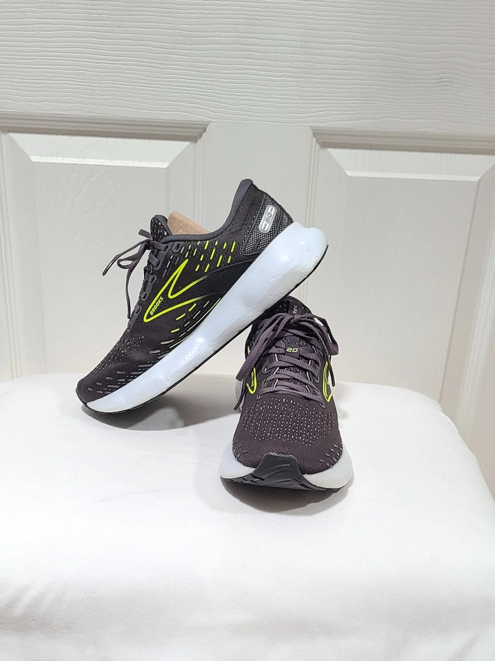 Brooks Glycerin 20 Women's Black Running Shoes with Neon Yellow Accent Size 7